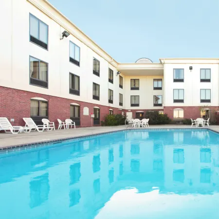 Holiday Inn Express & Suites Pine Bluff by IHG
