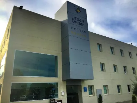 Checkin Urban Nevada Отели рядом с достопримечательностью «Camping Reina Isabel»