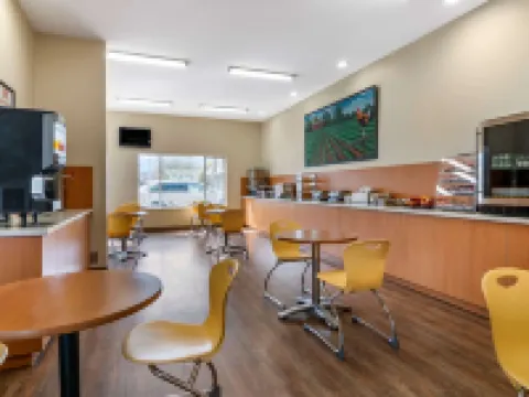 Econo Lodge Inn & Suites Hotels in Kelowna