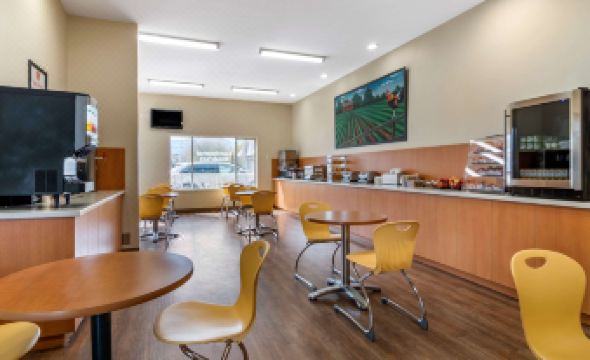 Econo Lodge Inn & Suites