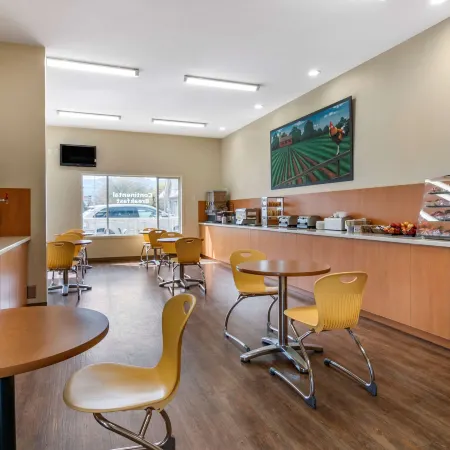 Econo Lodge Inn & Suites