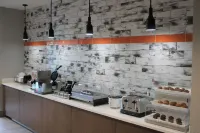 La Quinta Inn & Suites by Wyndham Bardstown - breakfast