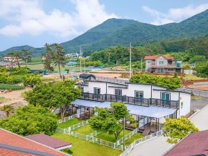 Yeosu Dangdangi Dog Family Pension Gold