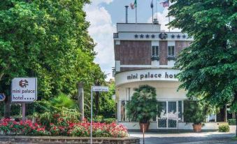 Mini Palace Hotel