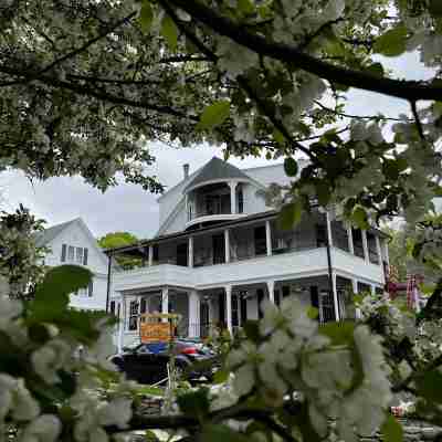 Queen Anne's Revenge Hotel Exterior