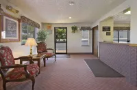 Super 8 by Wyndham Springfield North I-44