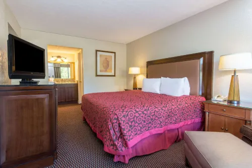 Days Inn & Suites by Wyndham Dayton North - Park Yeri