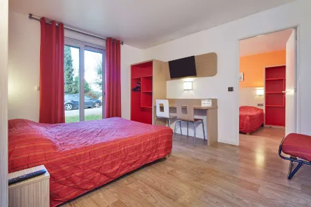 Premiere Classe Avignon Sud - Parc des Expositions Отели рядом с достопримечательностью «Place de lHorloge»