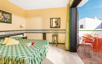 Puerto Caleta Hotels near Pieros Music Cafe