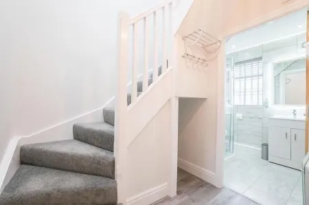 The Queens Arms Apartments Отели рядом с достопримечательностью «Строберри Филд»