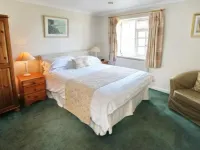 The Potters Arms Hotels in Chiltern District