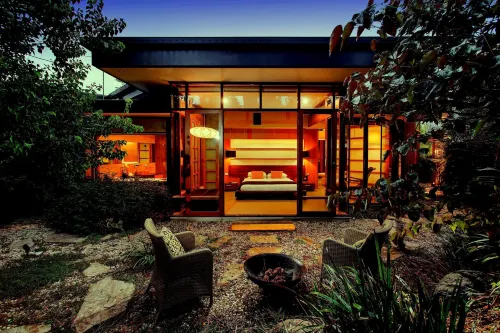 Sticky Rice Villas Hotels in Basket Range