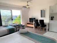 Broadwater Keys Holiday Apartments Отели в г. Лабрадор