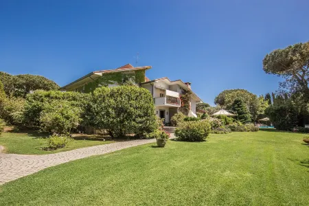 La Gaura Guest House Отели рядом с достопримечательностью «Parco via attilio profumo»