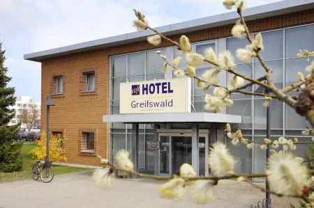 VCH Hotel Greifswald Отели в г. Цюссов