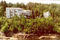Auberge de la Rivière Saguenay Отели в г. Ла-Бе