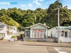 Waterfront 2-Bed Cottage, Karaka Bays