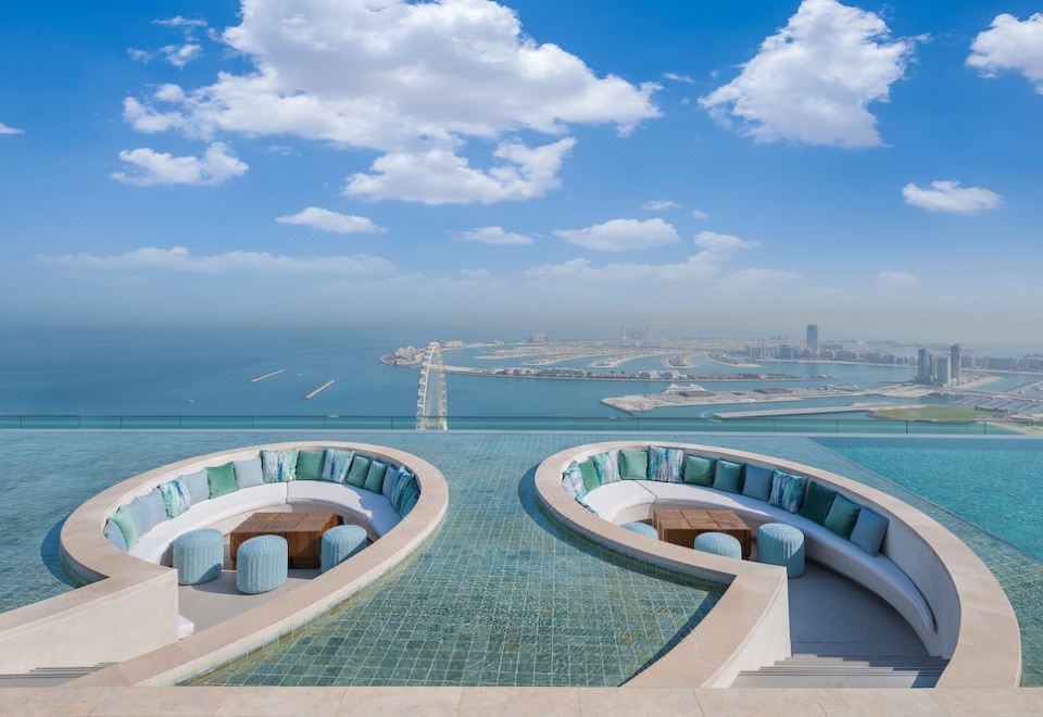 [애드레스 비치 리조트의 인피니티 풀 전경]