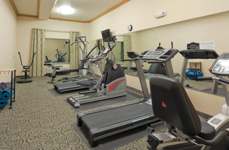 Holiday Inn Express & Suites Bakersfield Central by IHG photo 3