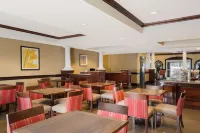Comfort Suites Near University - Desayuno