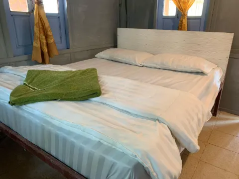 ห้องเตียงใหญ่ พร้อมวิวสวน