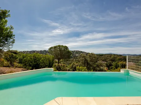 La Figuière Отели рядом с достопримечательностью «Eglise Sainte-Maxime»