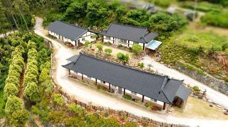 Geoje Osong Gwangwang Nongwon Отели рядом с достопримечательностью «Historic Park of Geoje POW Cam»