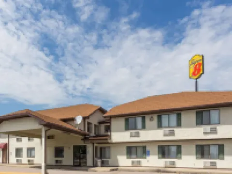 Super 8 by Wyndham Morris Hotels in Morris