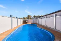 โรงแรมคอมฟอร์ท อินน์ มอร์รี (ชื่อเดิม อีโคโน ลอดจ์ มอร์รี) - ที่มีสระว่ายน้ำ