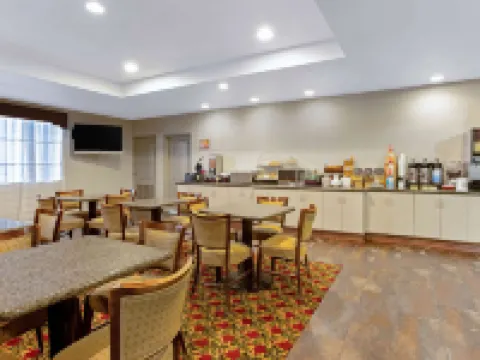 La Quinta Inn & Suites by Wyndham Cleburne クリーバーンのホテル