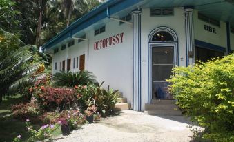 Octopussy Bungalow Beach Resort - Housity