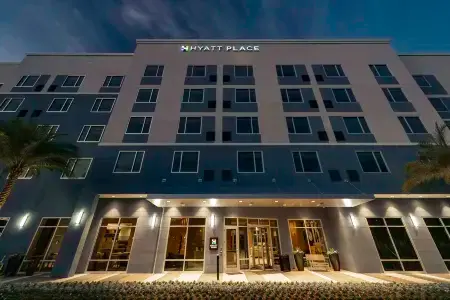 Hyatt Place Sandestin at Grand Blvd Отели рядом с достопримечательностью «Silver Sands Premium Outlets»