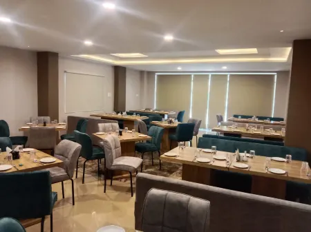 Hotel Mumbai House-Lig Behind Chl Hospital Отели рядом с достопримечательностью «Сакет Гарден»