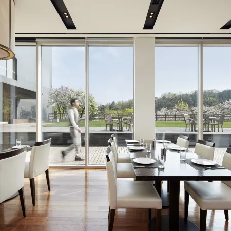 Rolling Hills Hotel