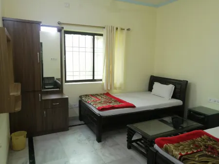 Dhamma Guest House Отели рядом с достопримечательностью «Statue of Buddha in Bodhgaya»