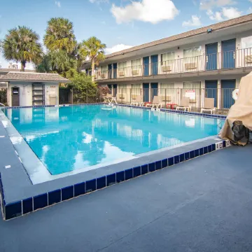 Motel 6 Kissimmee, FL - Orlando Отели рядом с достопримечательностью «Парк аттракционов Олд-Таун»