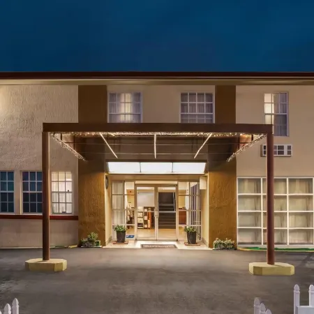 Belmont Inn & Suites
