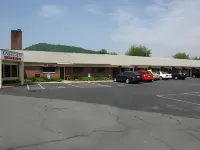 EastGate Inn - parking