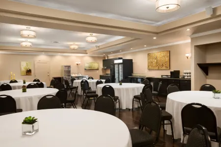 Ramada by Wyndham Emerald Park/Regina East