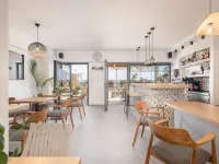 Calla Luxury Seafront Suites - بار