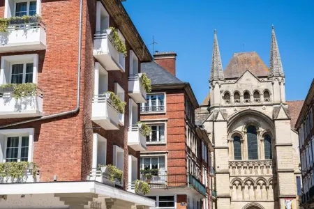 Brit Hotel Privilege Lisieux - la Villa des Arts Отели в г. Ливаро-Пеи-д'Ож