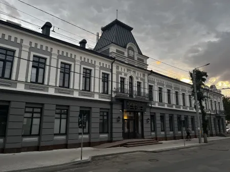 Richmond Hotel Отели рядом с достопримечательностью «Парк-Дендрарий»