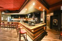 Howard Johnson by Wyndham Winnipeg West - bar