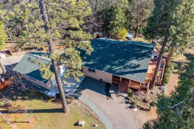 Stylish Home, Stunning Views and Private Hot Tub! Hotels near Black Chasm Cavern National Natural Landmark