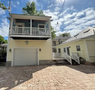 Cozy Guesthouse, Walk to Historic Downtown, Shop & Dine.