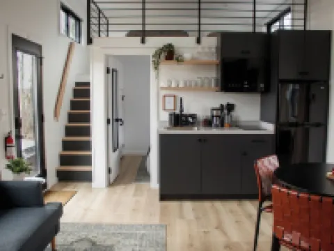 THE CAAMP. Gorgeous 2-bedroom tiny home.  Very close to the Barn/Pebble Creek Hotels in Ste. Genevieve County