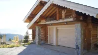 Luxurious log chalet in the city centre, south-facing, panoramic view