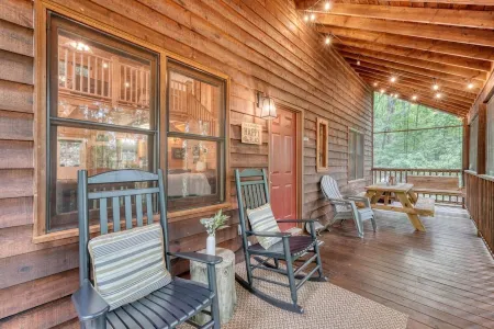 Cozy 2-Bedroom Cabin with WiFi, Firepit, and More in Blairsville! Отели в г. Юнион