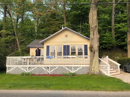Cozy cottage overlooking Hamlin Lake, a few minutes from downtown!