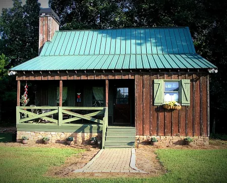 Rustique Cabin at Briarcreek Farm, Downstairs Only,  Sleeps 4
